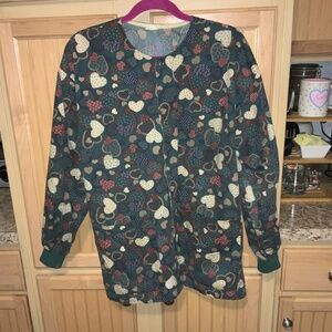 Women’s heart print long sleeve scrub jacket preowned size MEDIUM